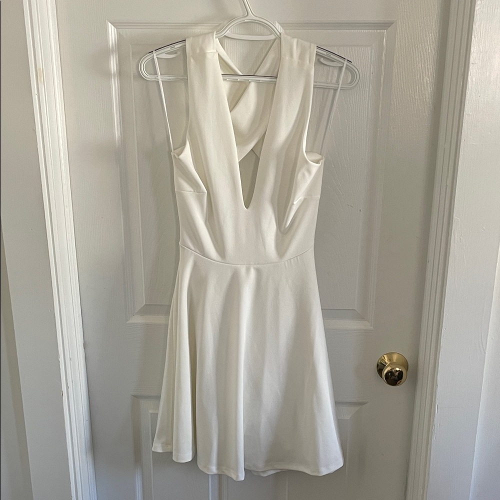 Elegant White Sleeveless Dress